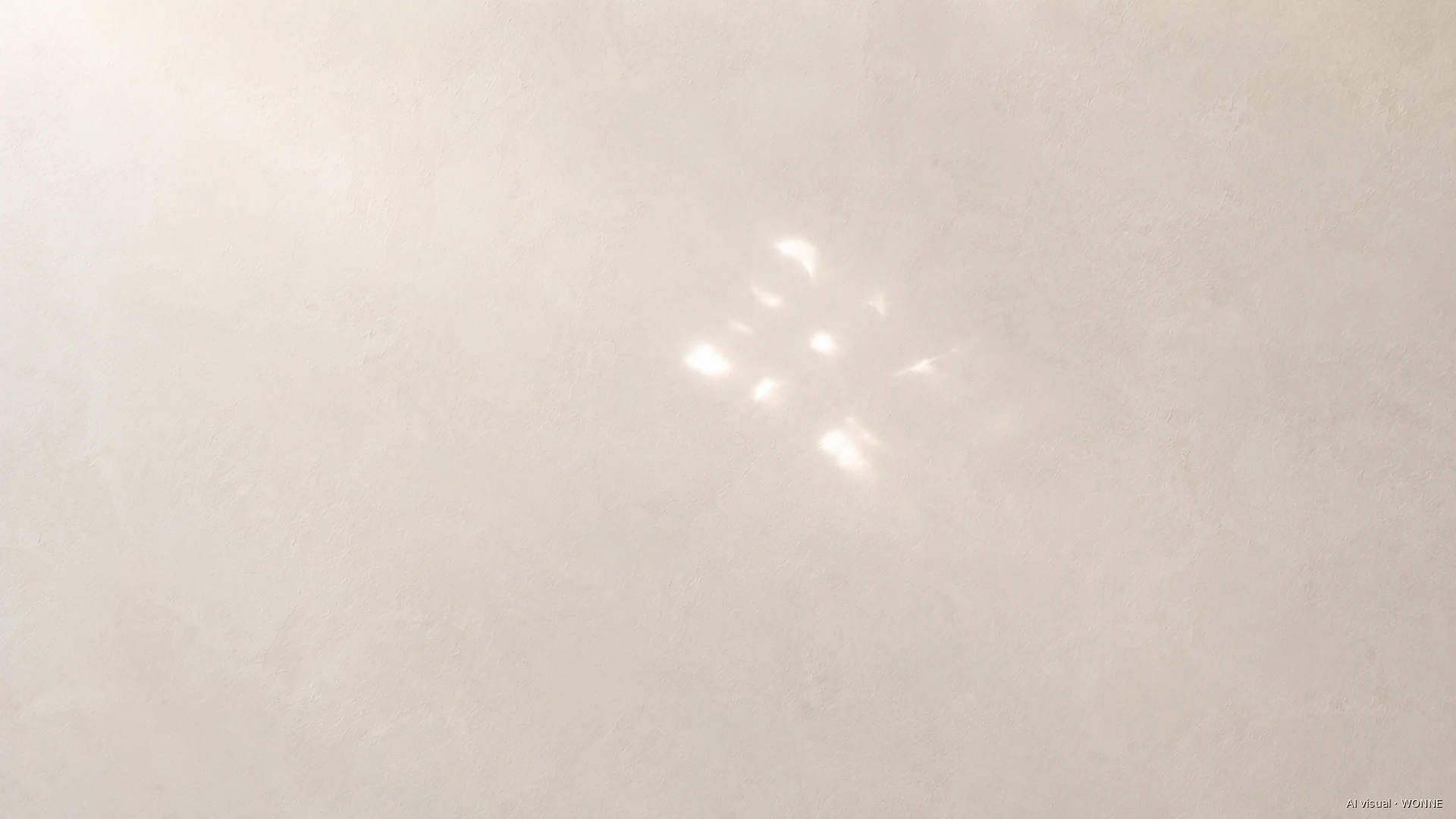 Eine helle, glatt verputzte Wand. In ihrer Mitte sammelt sich eine kleine Gruppe weicher, unregelmässiger Lichtflecken, wie sie entsteht, wenn Sonne über bewegtes Wasser fällt.
